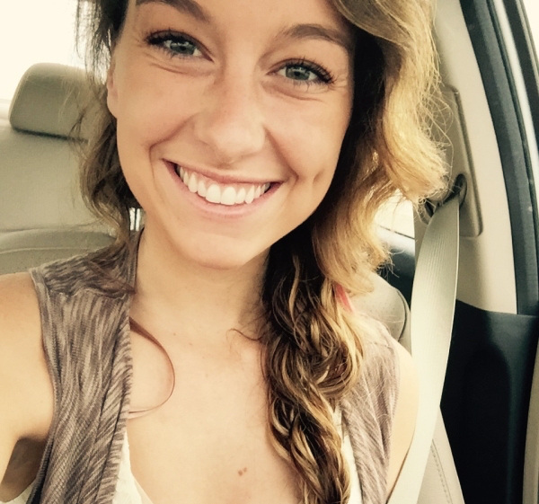 Милые девушки с ямочками на щечках