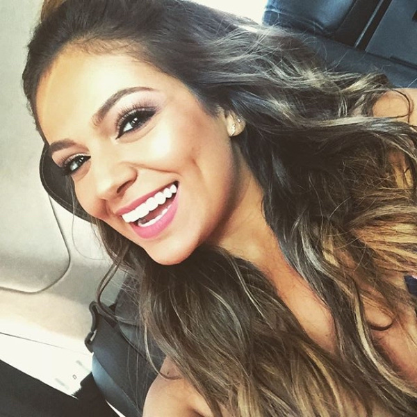 Милые девушки с ямочками на щечках