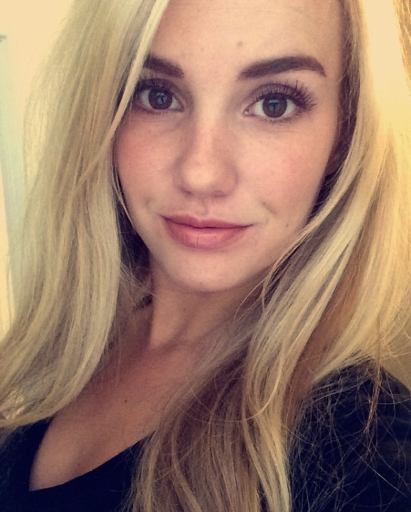 Милые девушки с ямочками на щечках