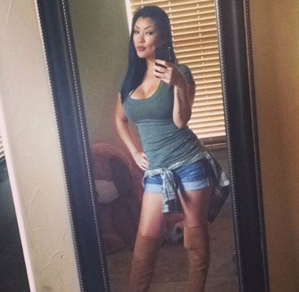 Милые девушки с ямочками на щечках