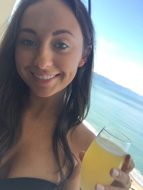 Милые девушки с ямочками на щечках