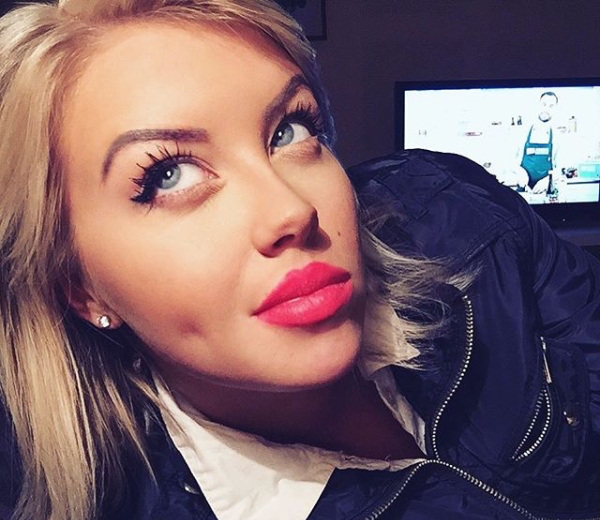 Милые девушки с ямочками на щечках