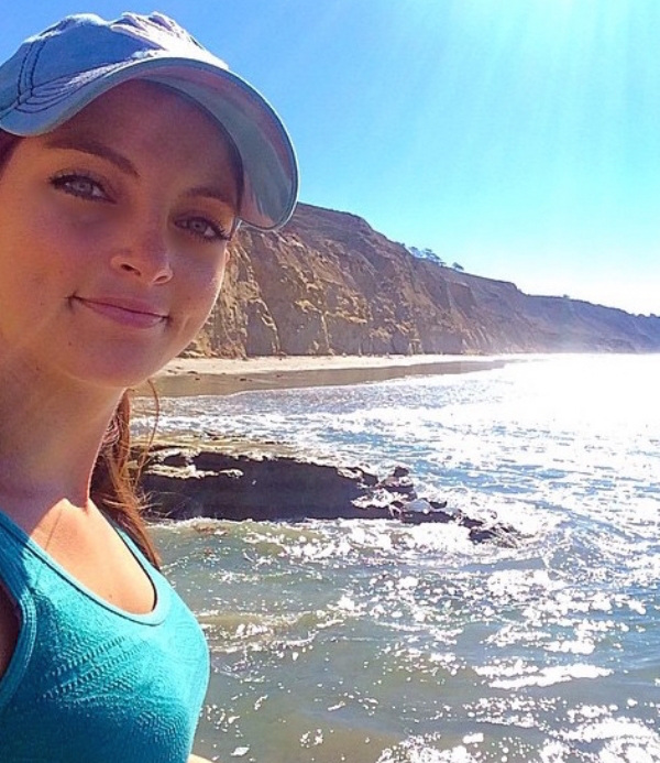 Милые девушки с ямочками на щечках