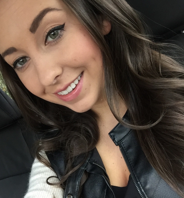 Милые девушки с ямочками на щечках