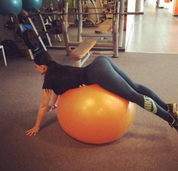 Штаны для йоги - самая практичная одежда для спортивных девушек