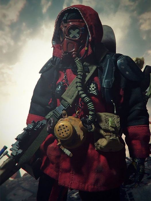 Художник создает фигурки постапокалиптических солдат