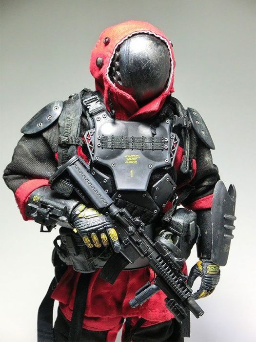 Художник создает фигурки постапокалиптических солдат