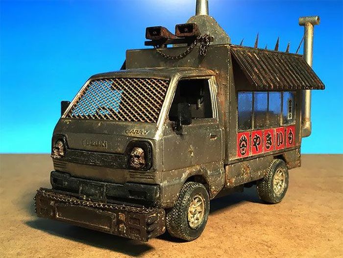 Художник создает фигурки постапокалиптических солдат