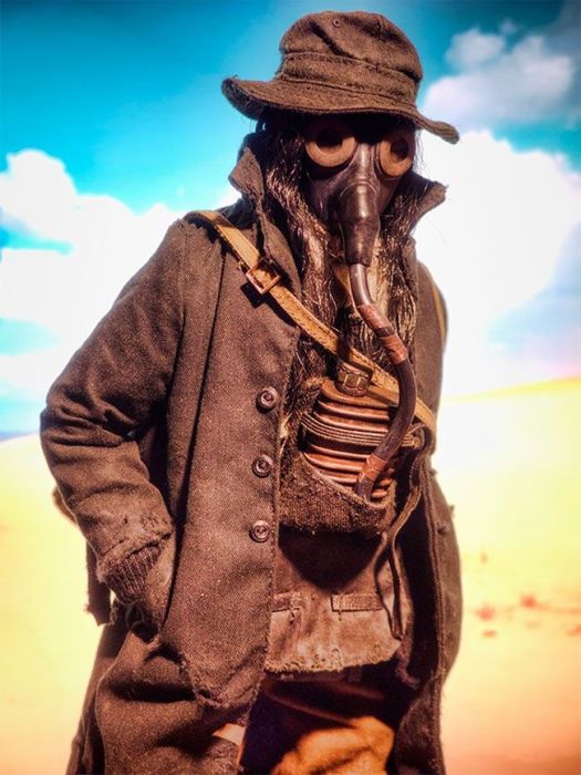 Художник создает фигурки постапокалиптических солдат