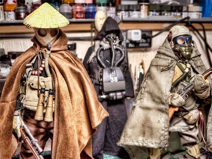 Художник создает фигурки постапокалиптических солдат