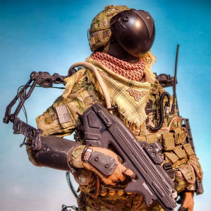 Художник создает фигурки постапокалиптических солдат