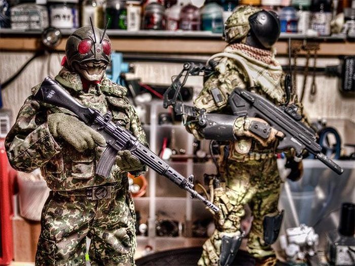 Художник создает фигурки постапокалиптических солдат