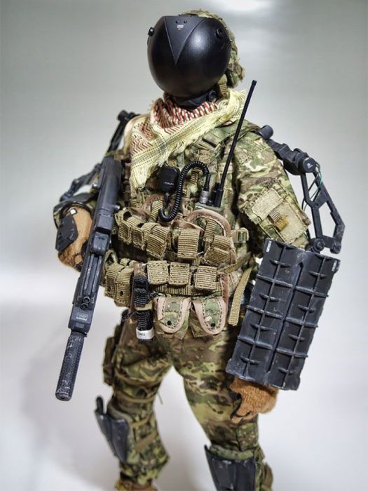 Художник создает фигурки постапокалиптических солдат