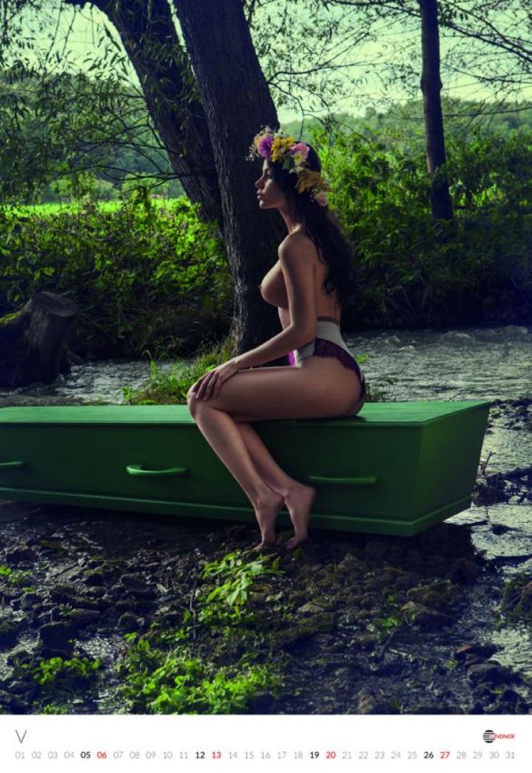 Эротический календарь польского производителя гробов