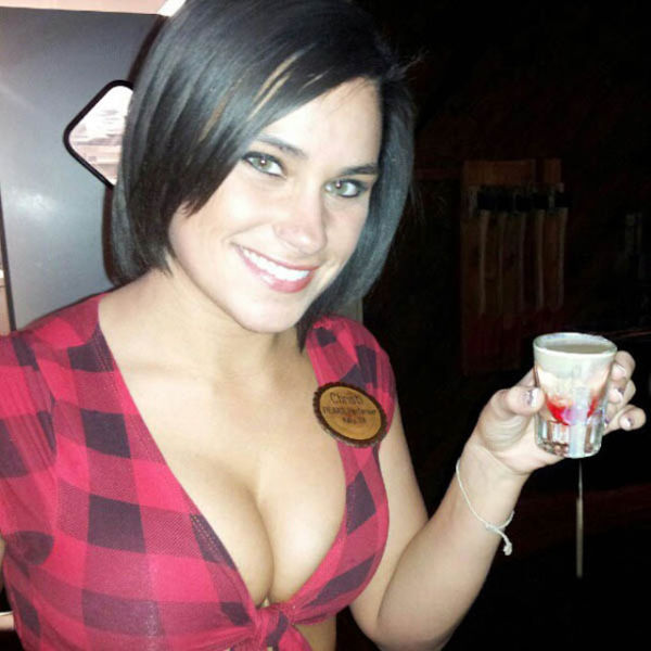 Сексуальные официантки из ресторанов Twin Peaks (42 фото)