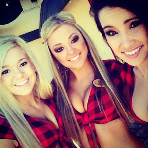 Сексуальные официантки из ресторанов Twin Peaks (42 фото)