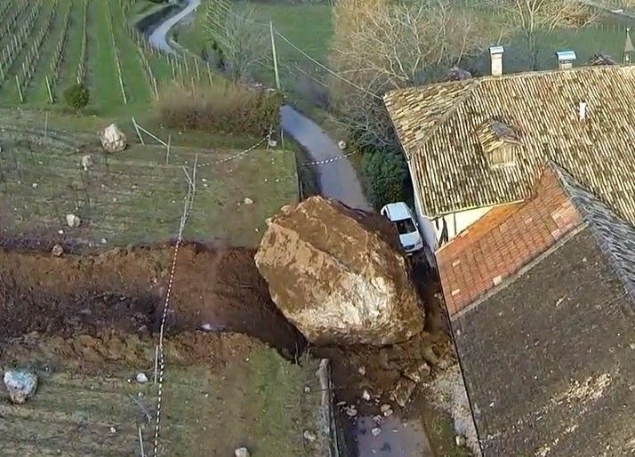 Камень разрушил усадьбу (3 фото)