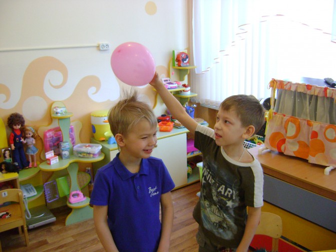 9 забавных фокусов с применением статического электричества, которые под силу каждому