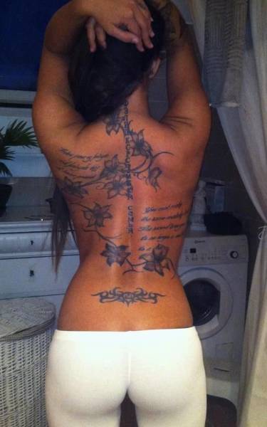 Девушки с татуировками на пояснице