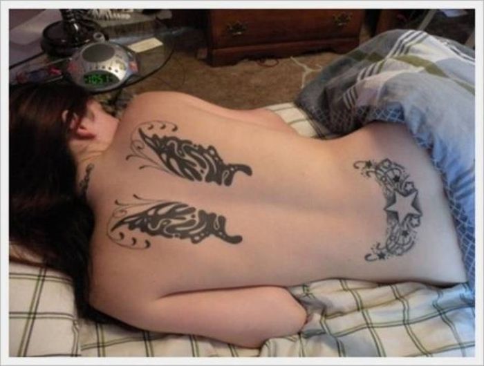Девушки с татуировками на пояснице