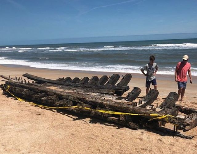 Во Флориде на берег выбросило обломки судна XVIII века