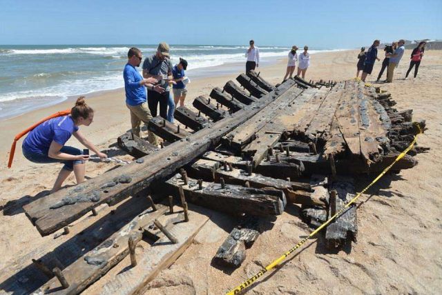 Во Флориде на берег выбросило обломки судна XVIII века