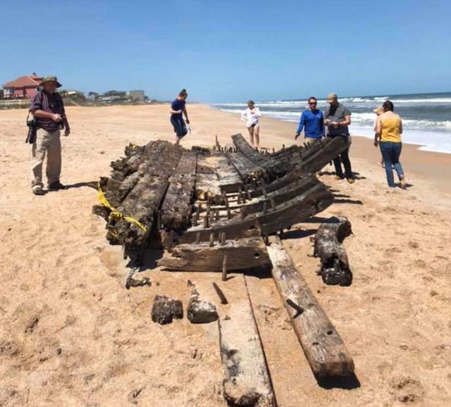 Во Флориде на берег выбросило обломки судна XVIII века