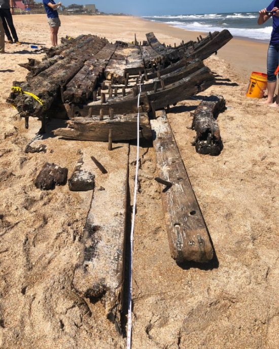 Во Флориде на берег выбросило обломки судна XVIII века