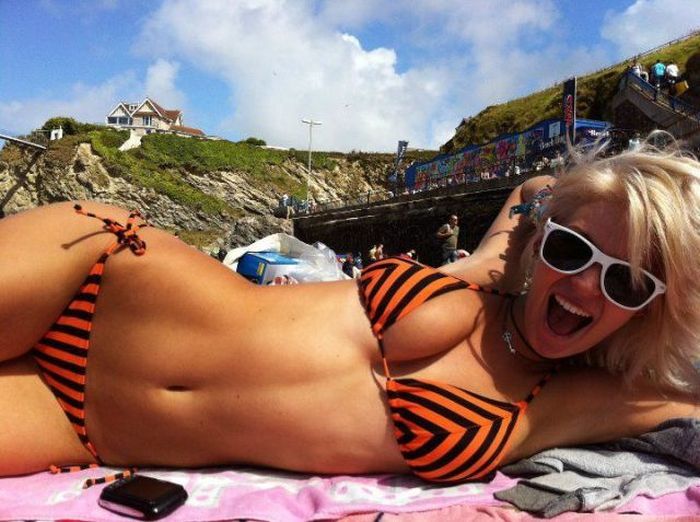 Девушки в бикини (41 фото)