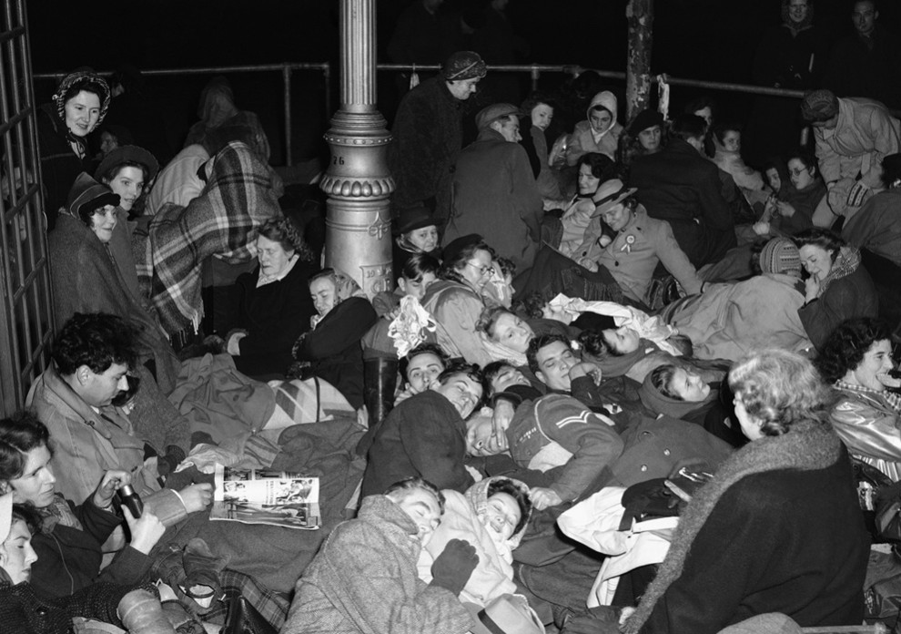 Самые яркие кадры британских королевских бракосочетаний