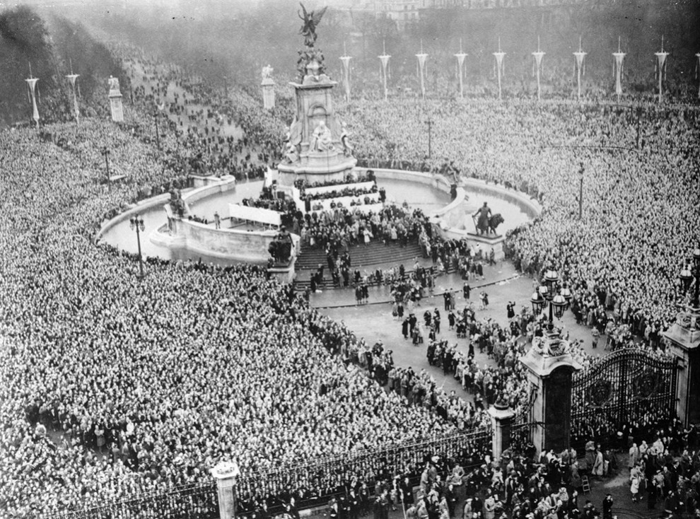 Самые яркие кадры британских королевских бракосочетаний