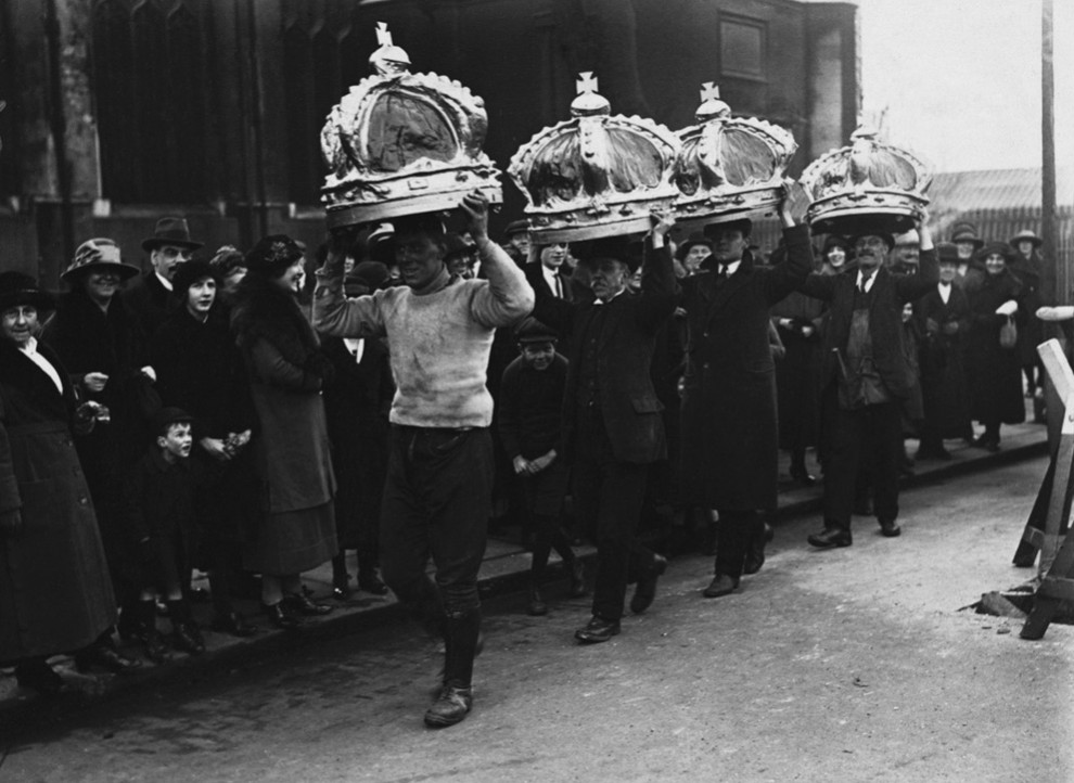 Самые яркие кадры британских королевских бракосочетаний