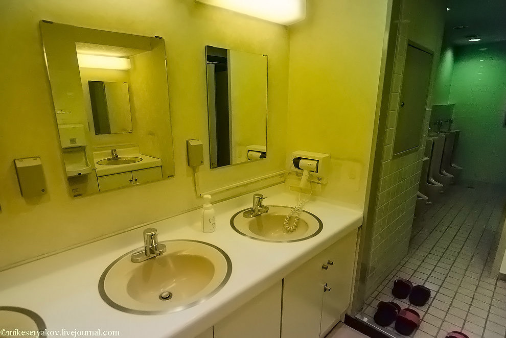 Как устроены японские капсульные отели Как устроены японские капсульные отели