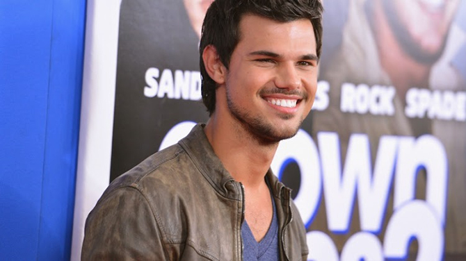 Знаменитости, которые до сих пор живут с родителями Знаменитости, которые до сих пор живут с родителями