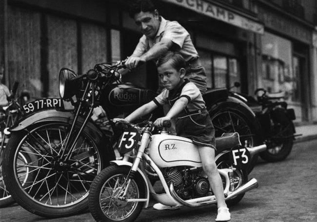 Сыновья на этих фотографиях — вылитые отцы (20 фото)