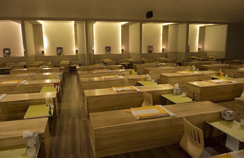 Склонным к суициду в Южной Корее предлагают лечь в гроб Склонным к суициду в Южной Корее предлагают лечь в гроб