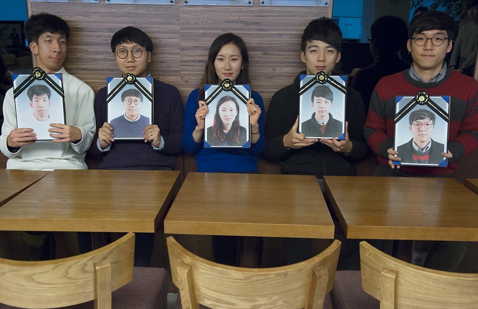 Склонным к суициду в Южной Корее предлагают лечь в гроб Склонным к суициду в Южной Корее предлагают лечь в гроб