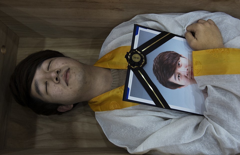 Склонным к суициду в Южной Корее предлагают лечь в гроб Склонным к суициду в Южной Корее предлагают лечь в гроб