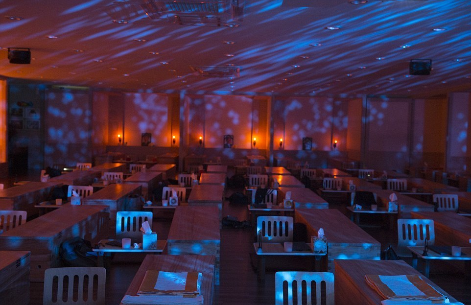 Склонным к суициду в Южной Корее предлагают лечь в гроб Склонным к суициду в Южной Корее предлагают лечь в гроб