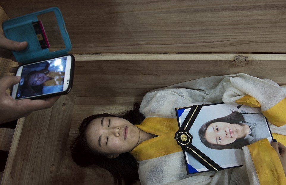 Склонным к суициду в Южной Корее предлагают лечь в гроб Склонным к суициду в Южной Корее предлагают лечь в гроб