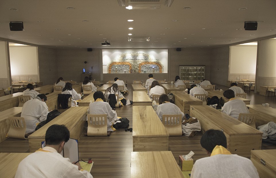 Склонным к суициду в Южной Корее предлагают лечь в гроб Склонным к суициду в Южной Корее предлагают лечь в гроб