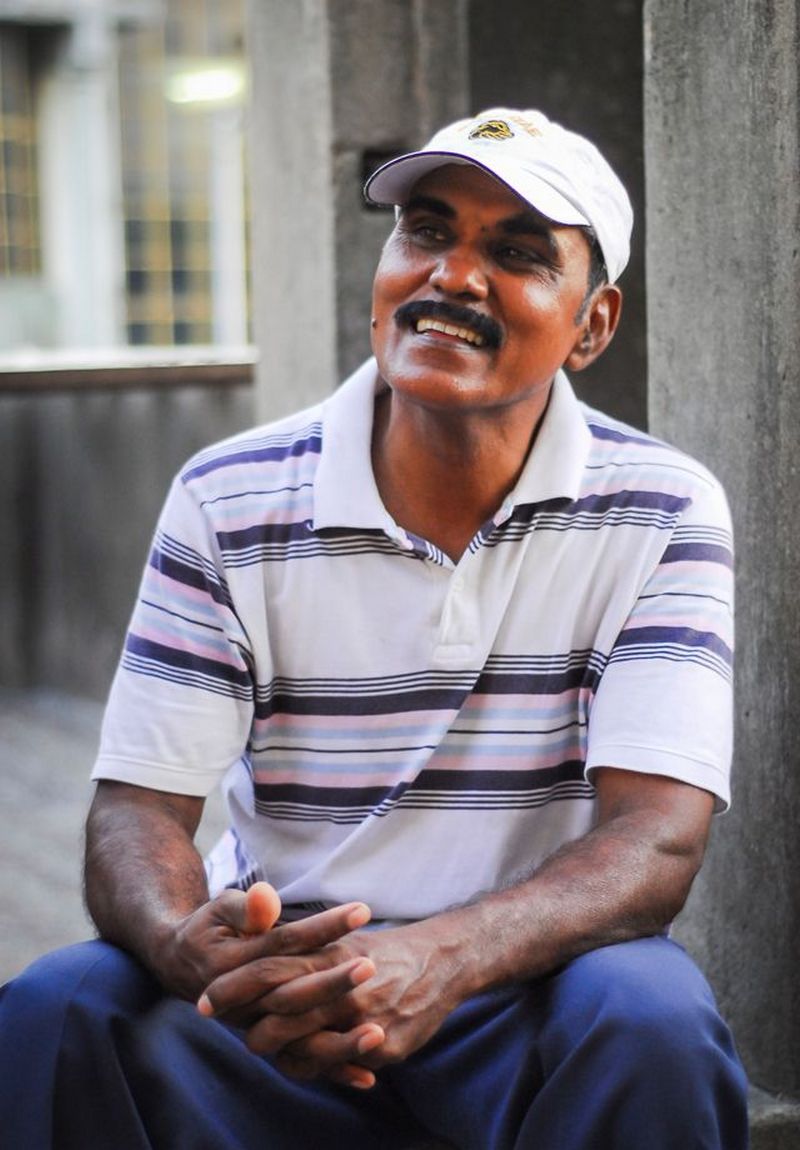 Индиец 10 лет кормит 4000 попугаев