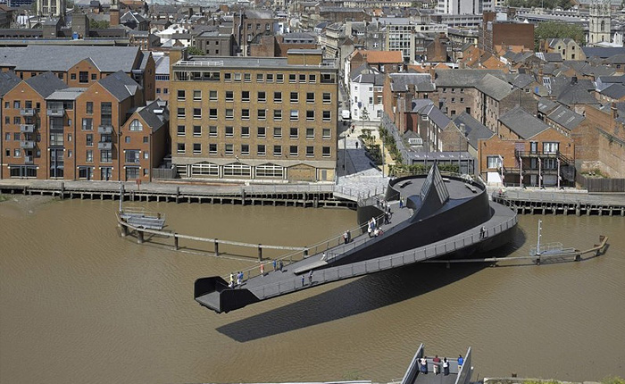 Уникальный разводной мост в Англии на котором можно покататься