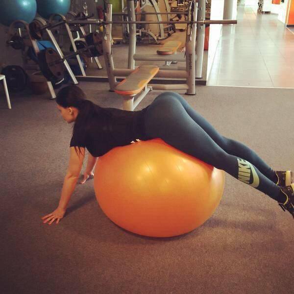 Спортивные девушки в обтягивающих штанишках