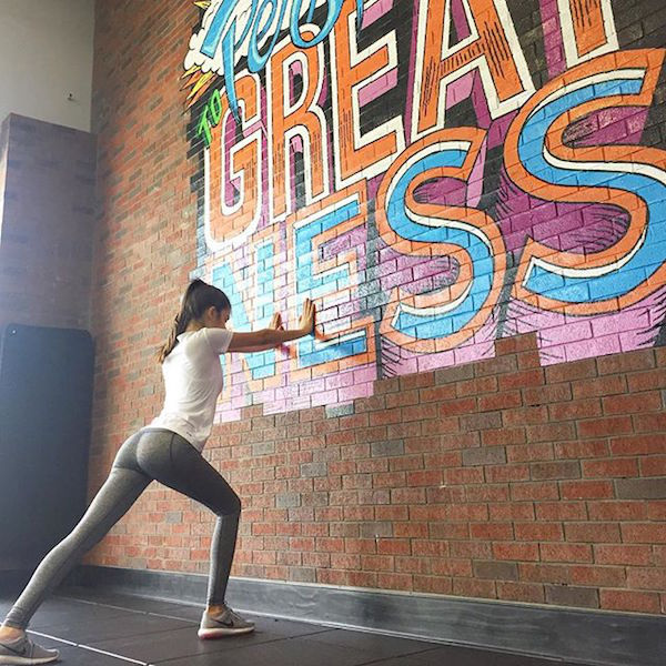 Спортивные девушки в обтягивающих штанишках