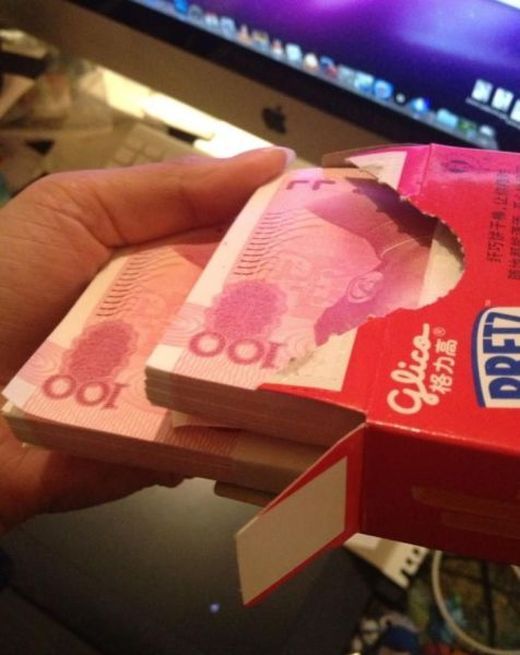 Премия от босса (2 фото)