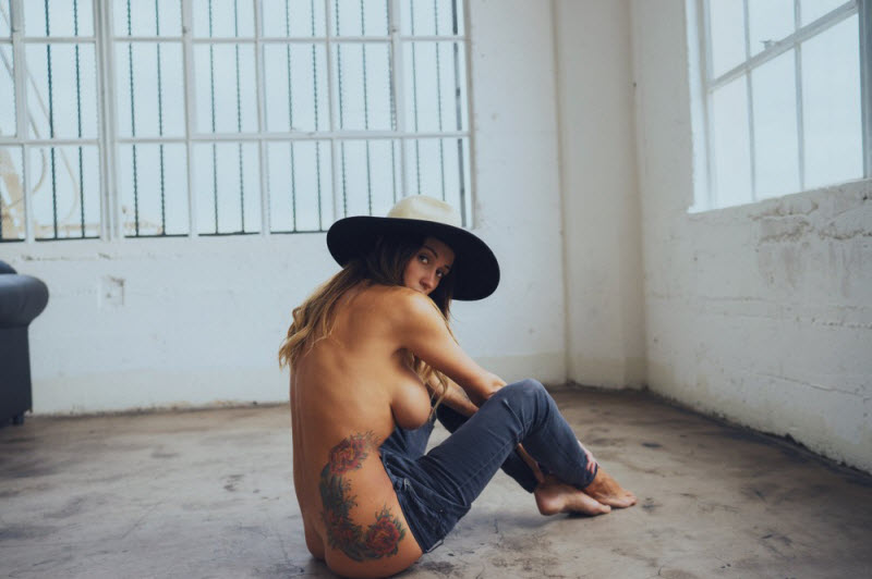 Девушки без бюстгальтеров