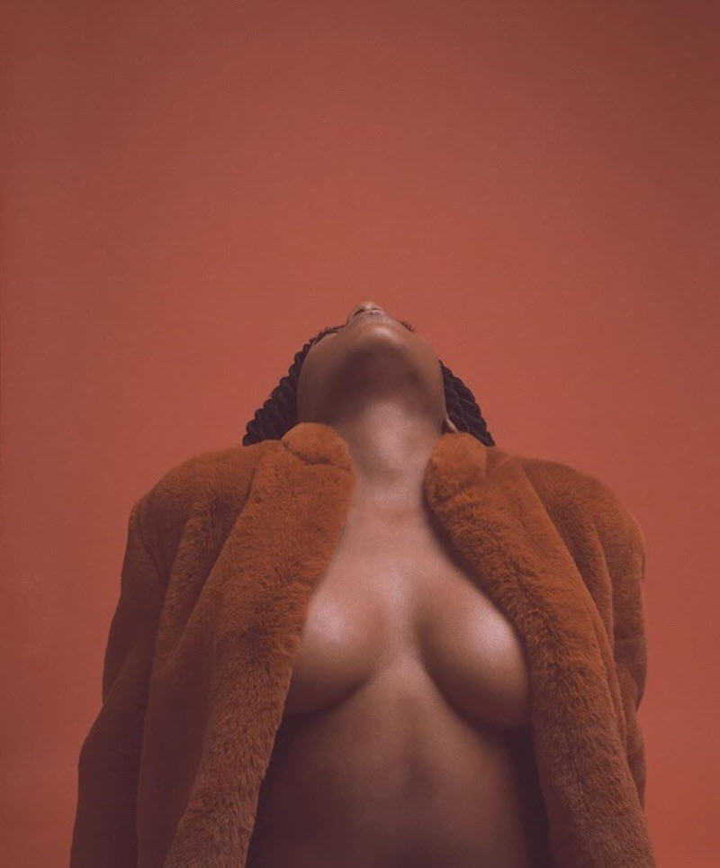 Девушки без бюстгальтеров