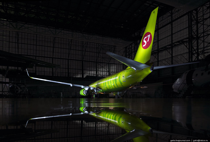 Самолёты в ночном ангаре