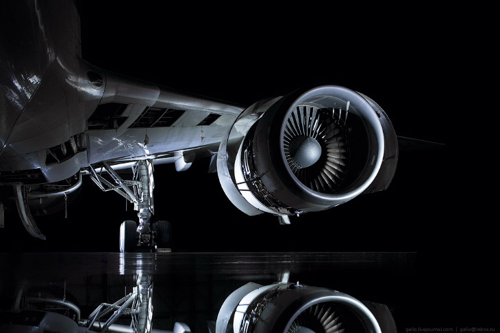 Самолёты в ночном ангаре